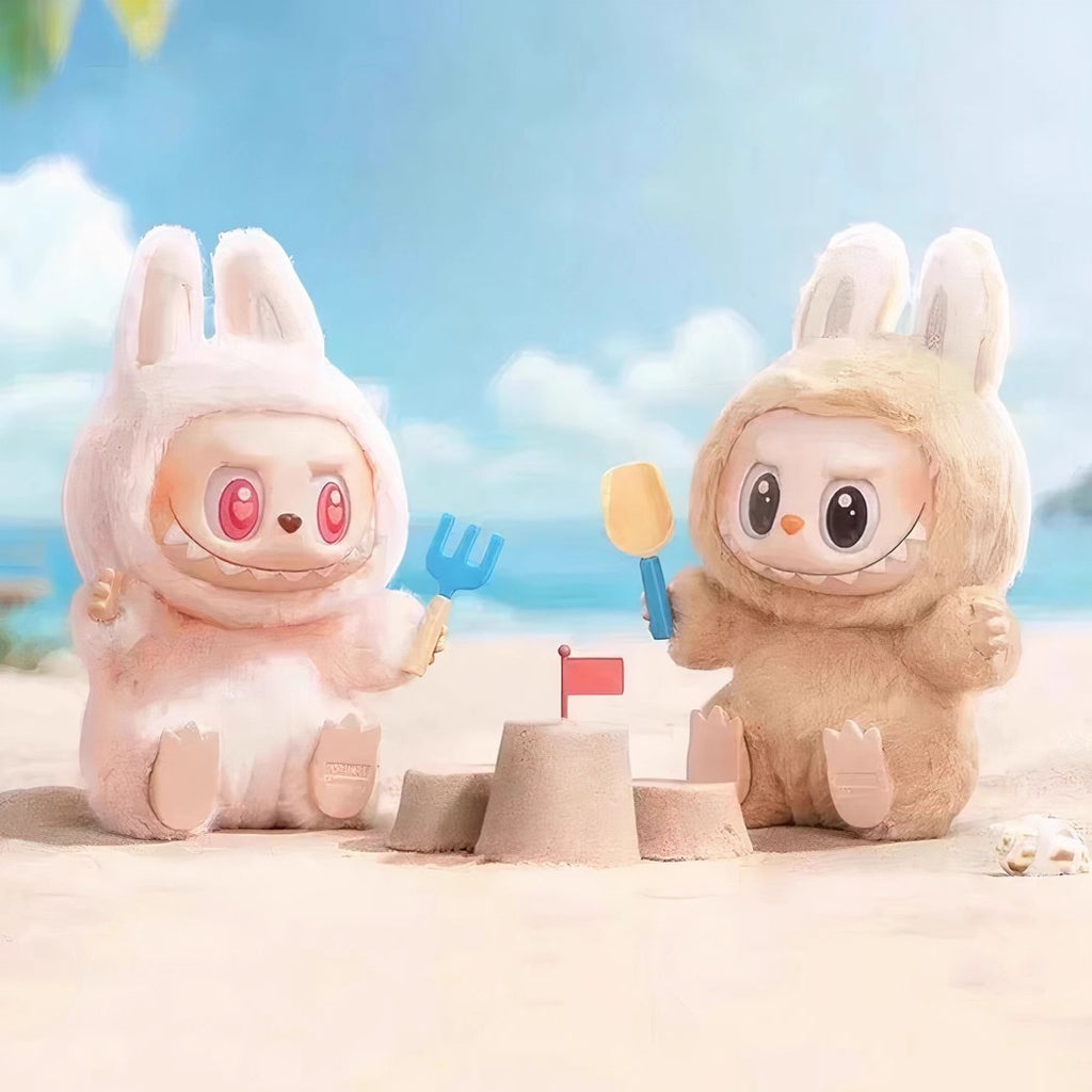 Peluche type Labubu assise boîte mystère