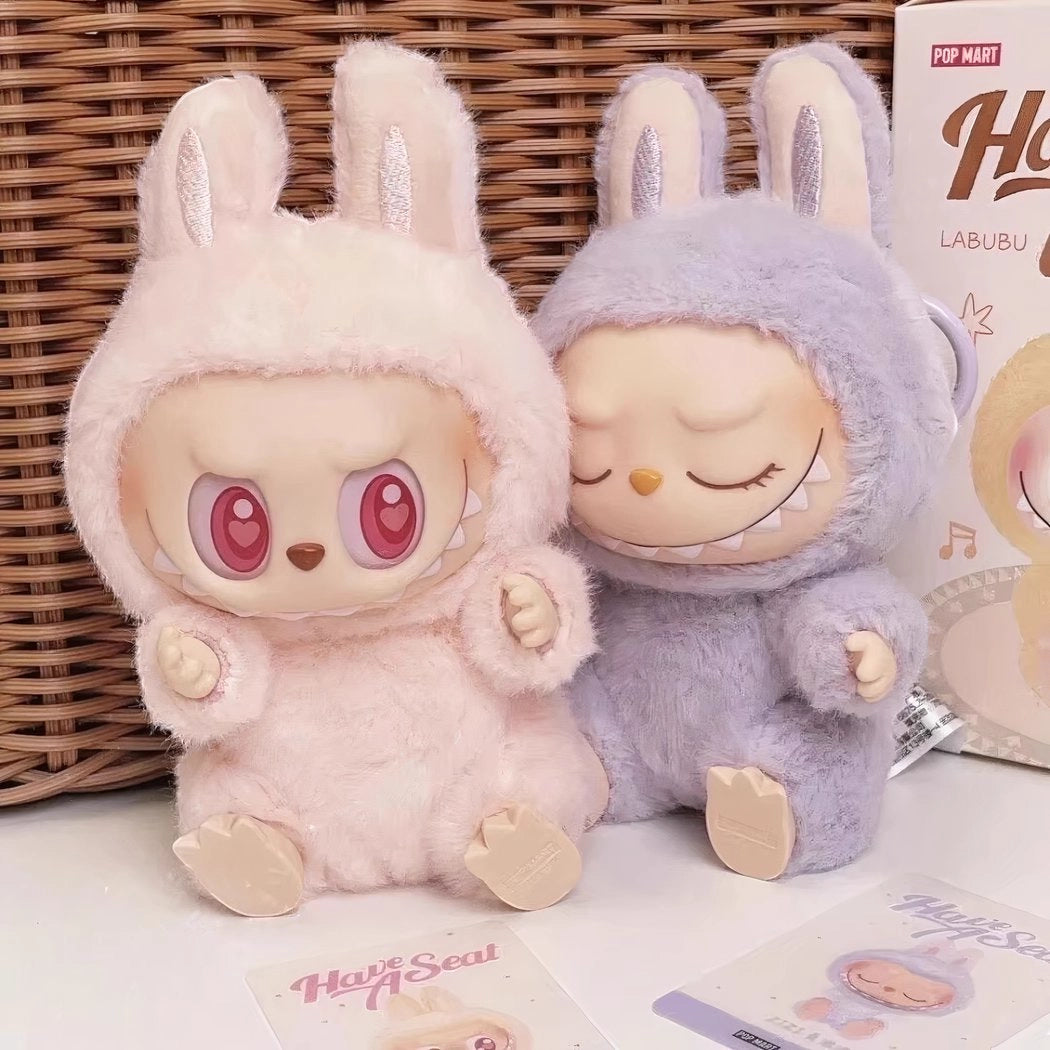 Peluche type Labubu assise boîte mystère