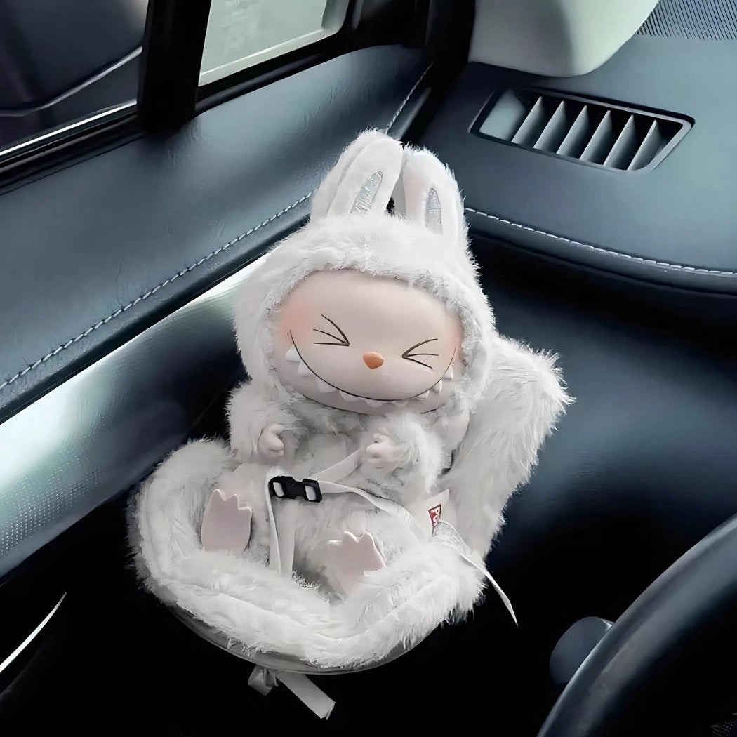 Peluche type Labubu assise boîte mystère