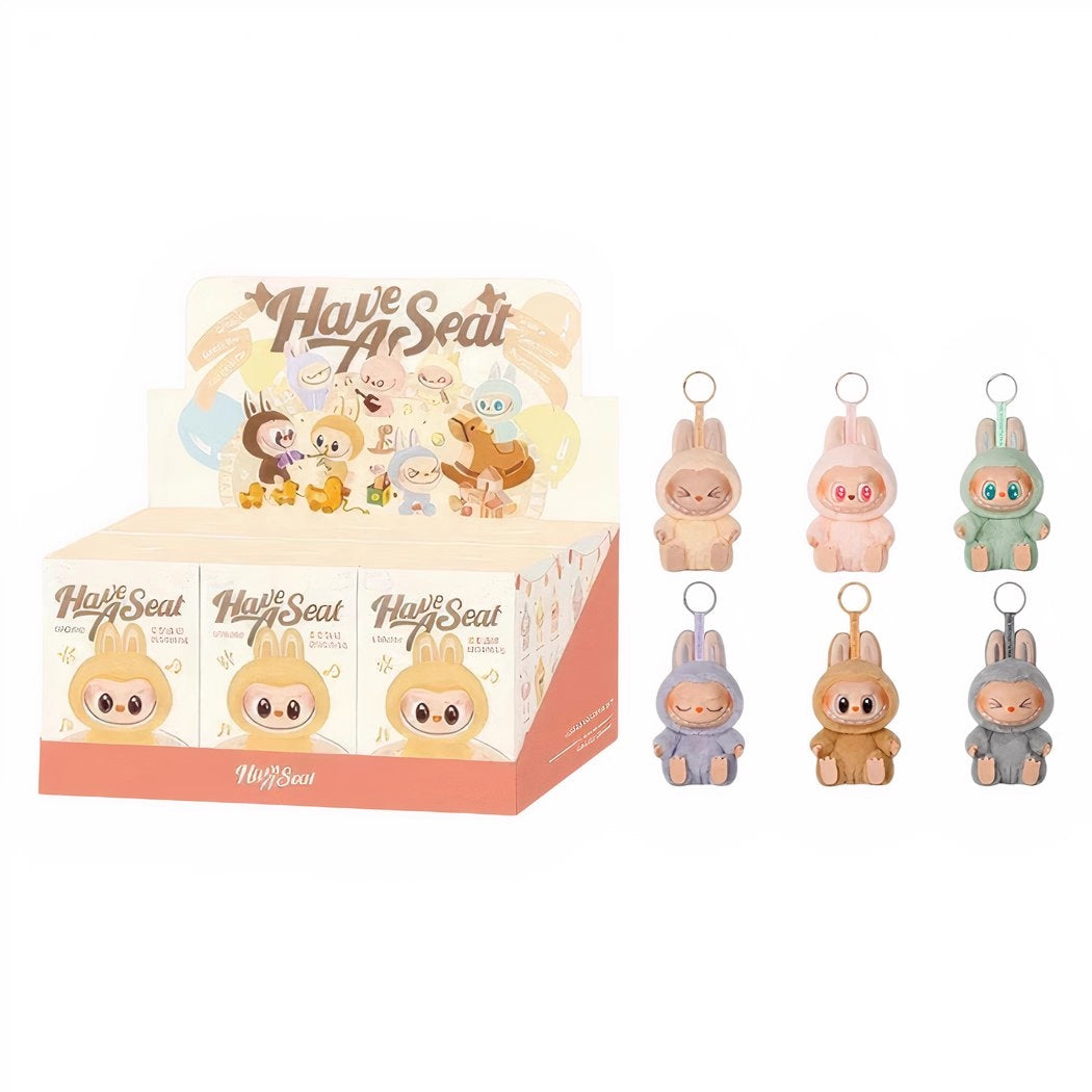 Peluche type Labubu assise boîte mystère