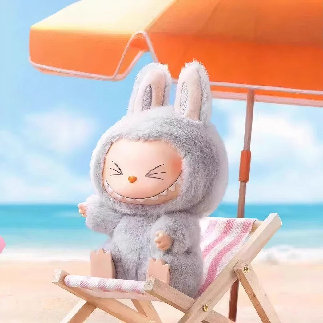 Peluche type Labubu assise boîte mystère