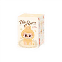 Peluche type Labubu assise boîte mystère