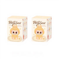 Peluche type Labubu assise boîte mystère
