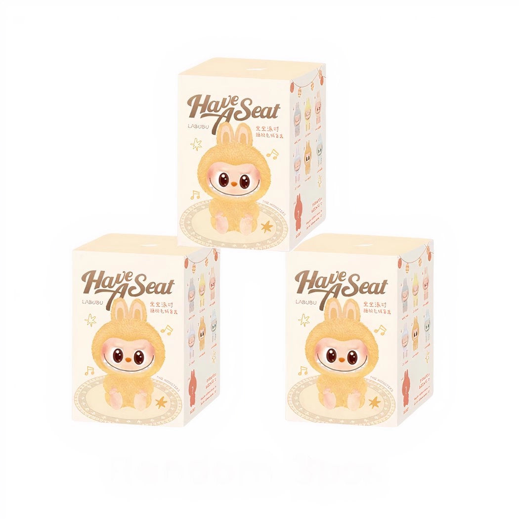 Peluche type Labubu assise boîte mystère