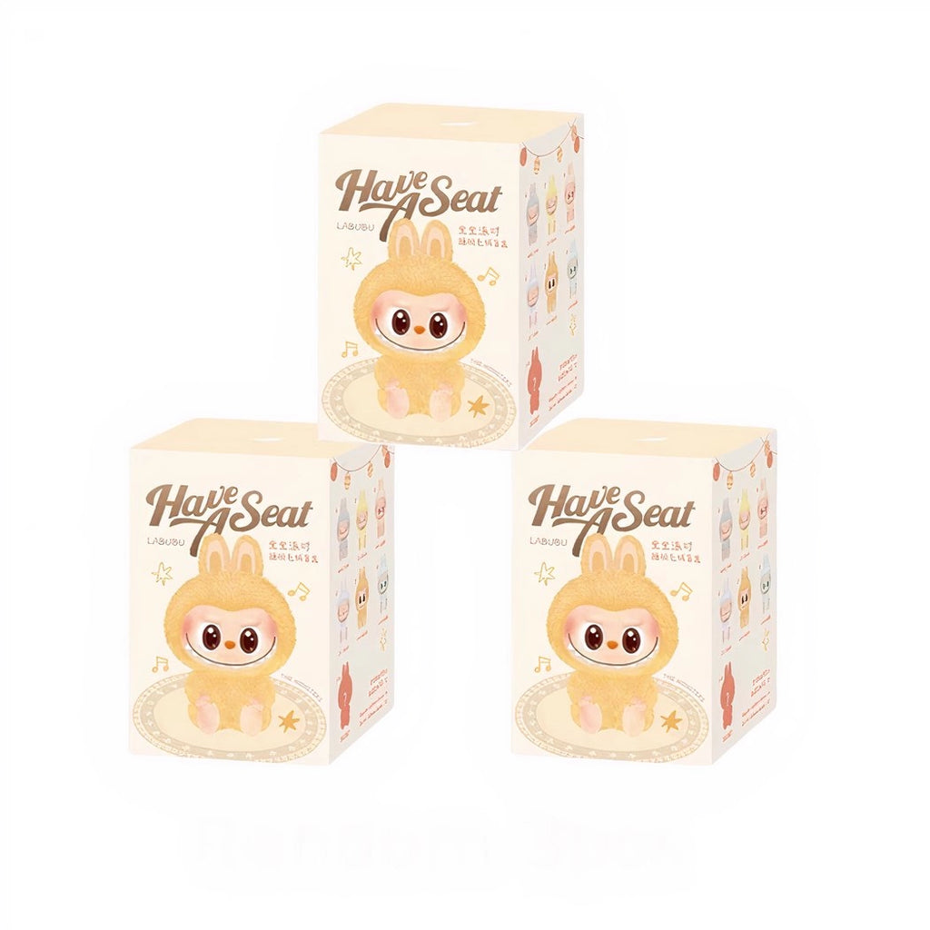 Peluche type Labubu assise boîte mystère