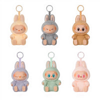 Peluche type Labubu assise boîte mystère