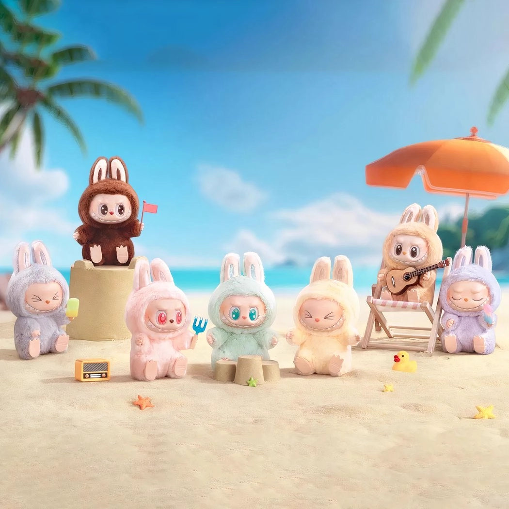 Peluche type Labubu assise boîte mystère