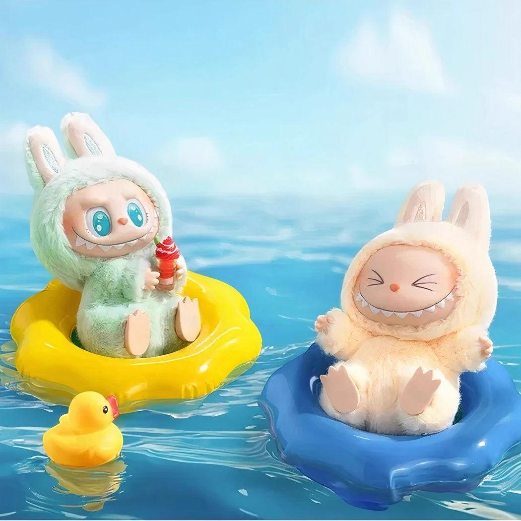 Peluche type Labubu assise boîte mystère