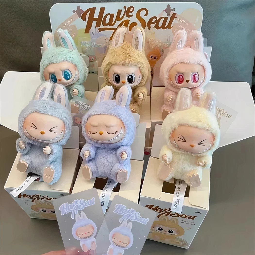 Peluche type Labubu assise boîte mystère