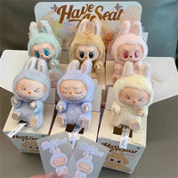 Peluche type Labubu assise boîte mystère