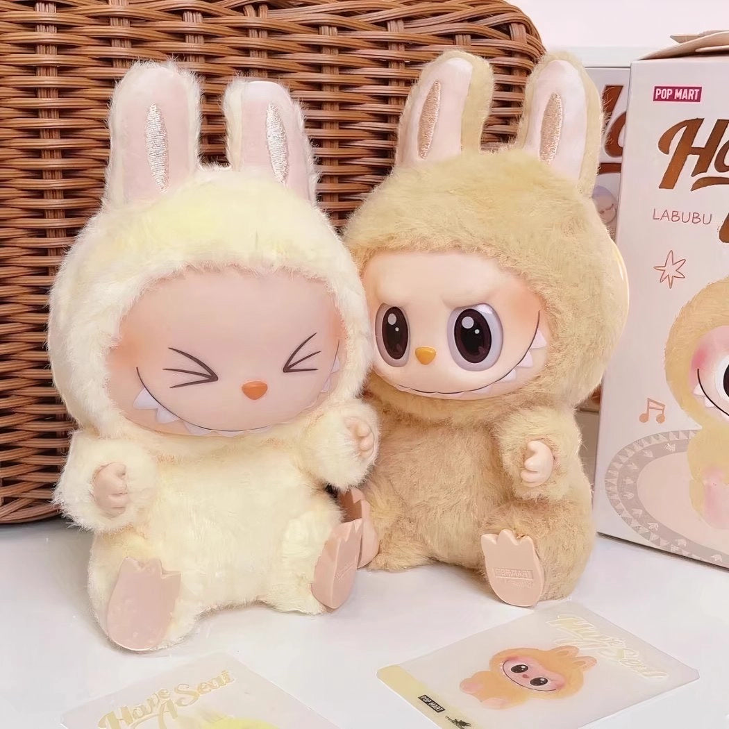 Peluche type Labubu assise boîte mystère