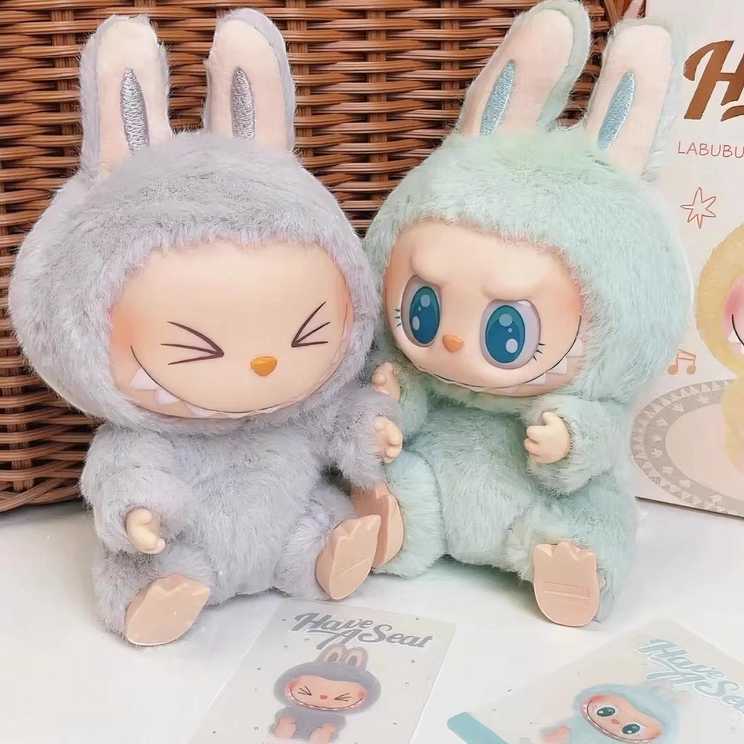 Peluche type Labubu assise boîte mystère