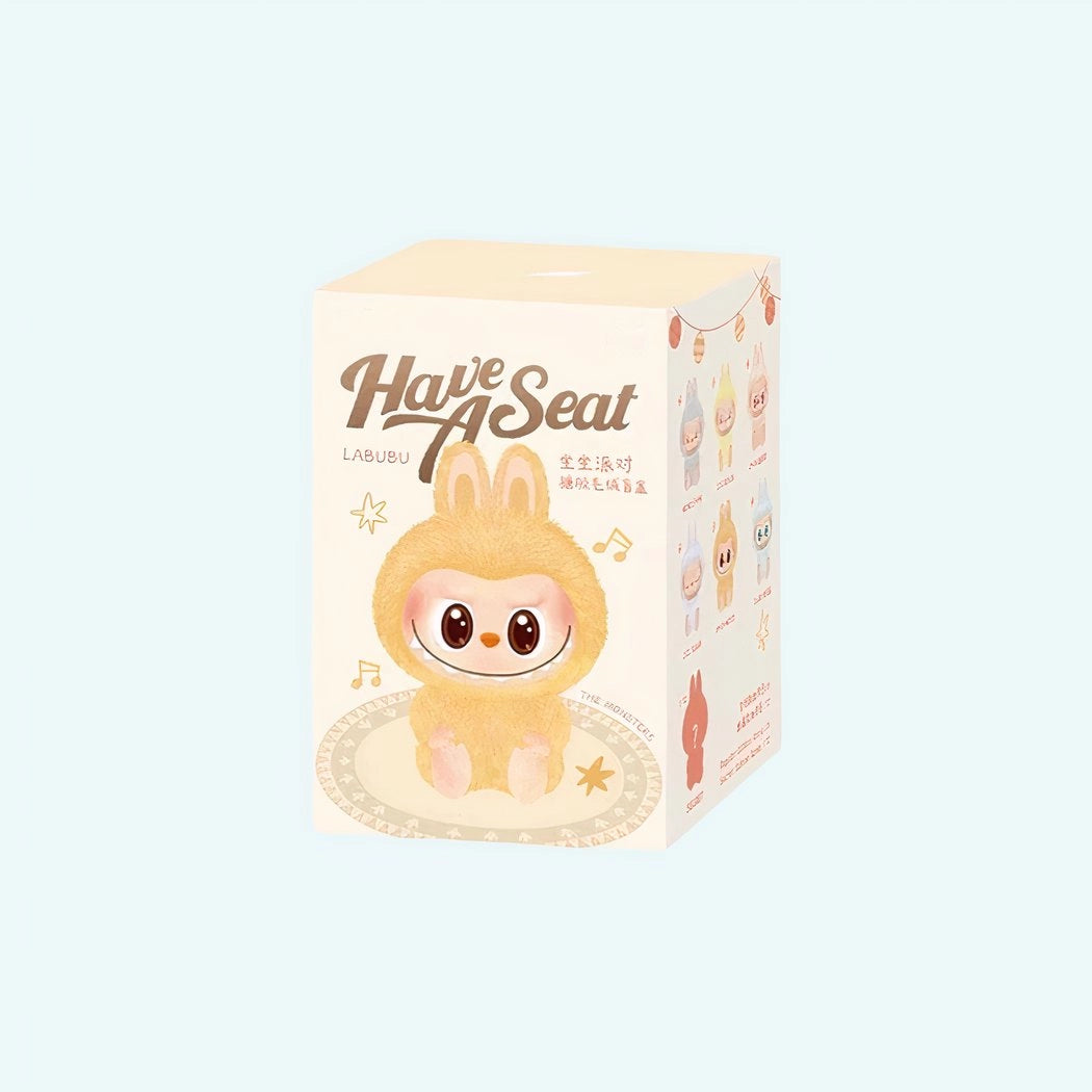 Peluche type Labubu assise boîte mystère