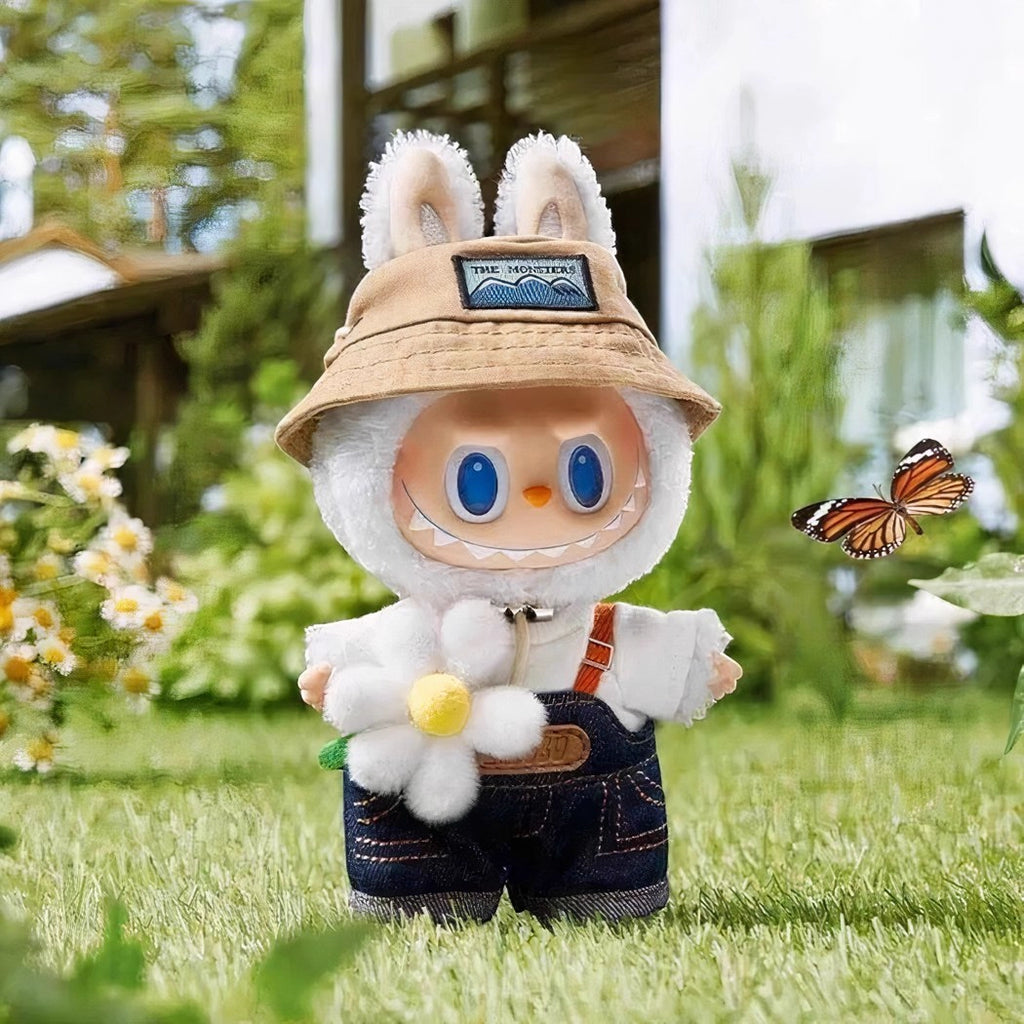 Peluche type Labubu blanc jardinier en salopette