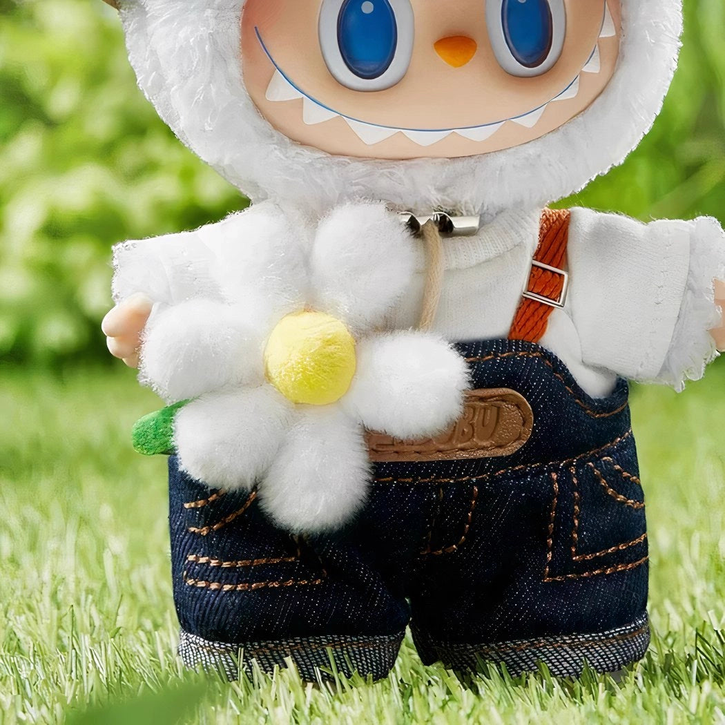 Peluche type Labubu blanc jardinier en salopette