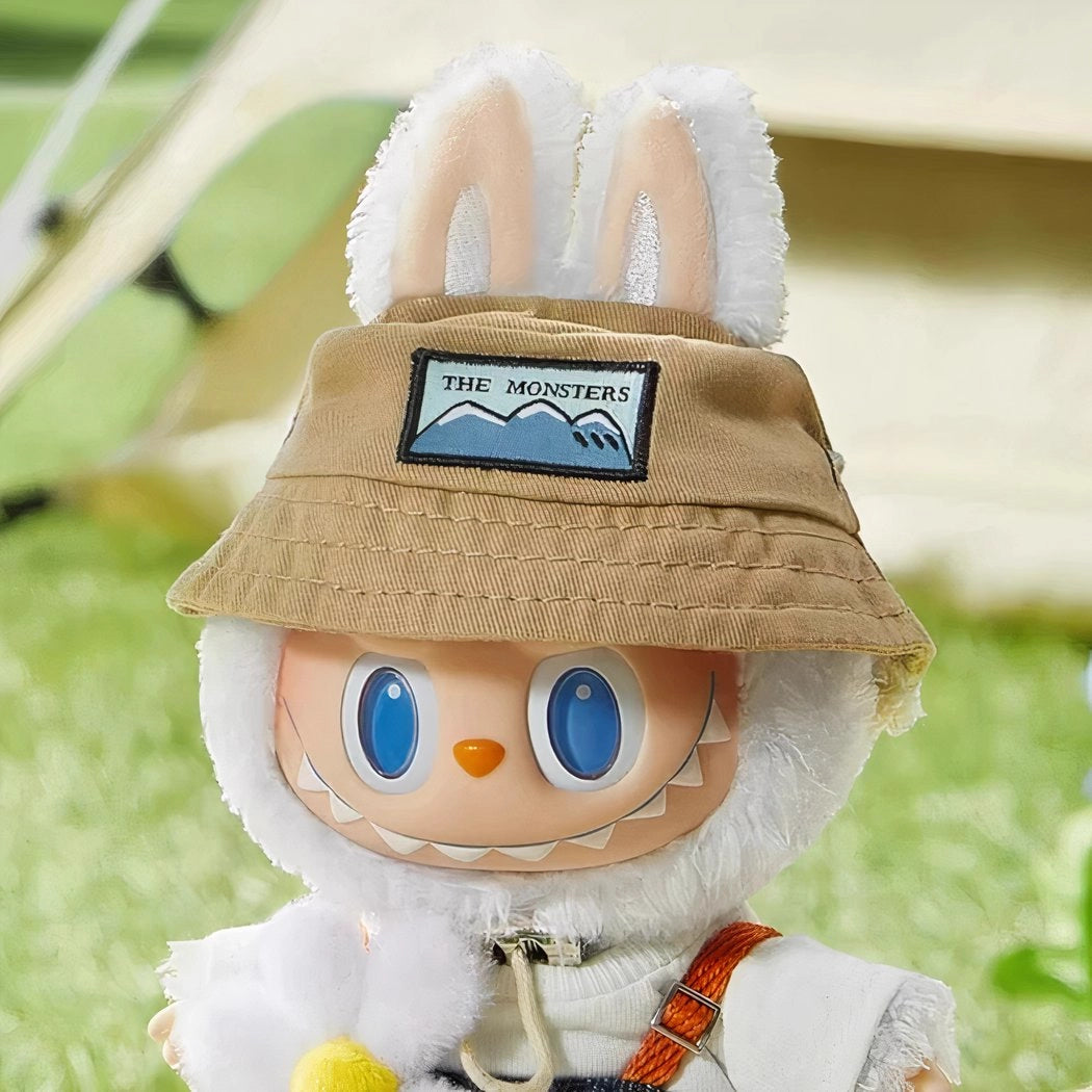 Peluche type Labubu blanc jardinier en salopette