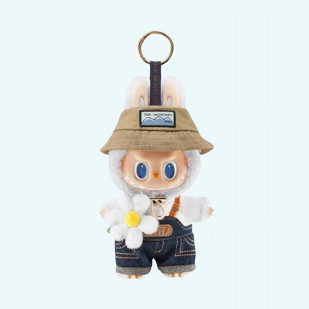 Peluche type Labubu blanc jardinier en salopette