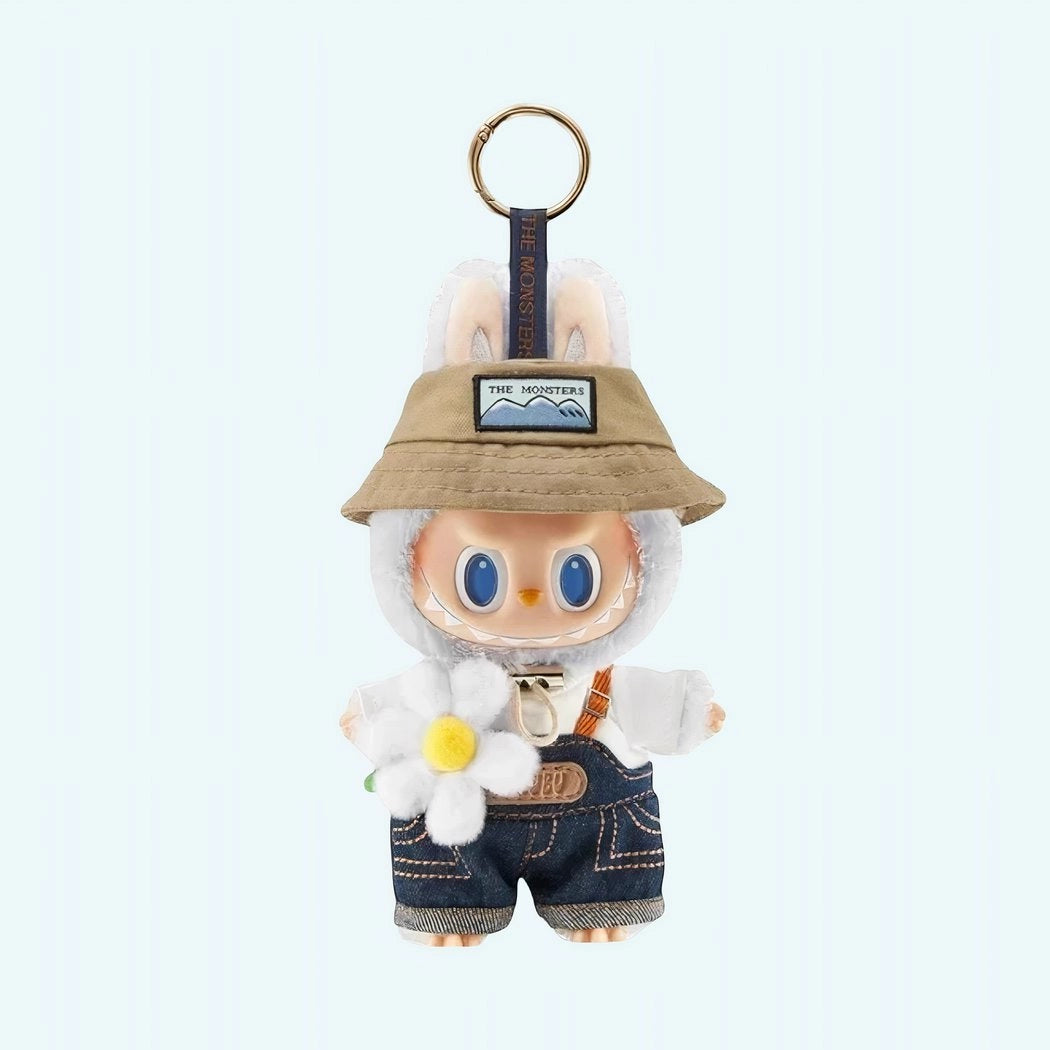 Peluche type Labubu blanc jardinier en salopette
