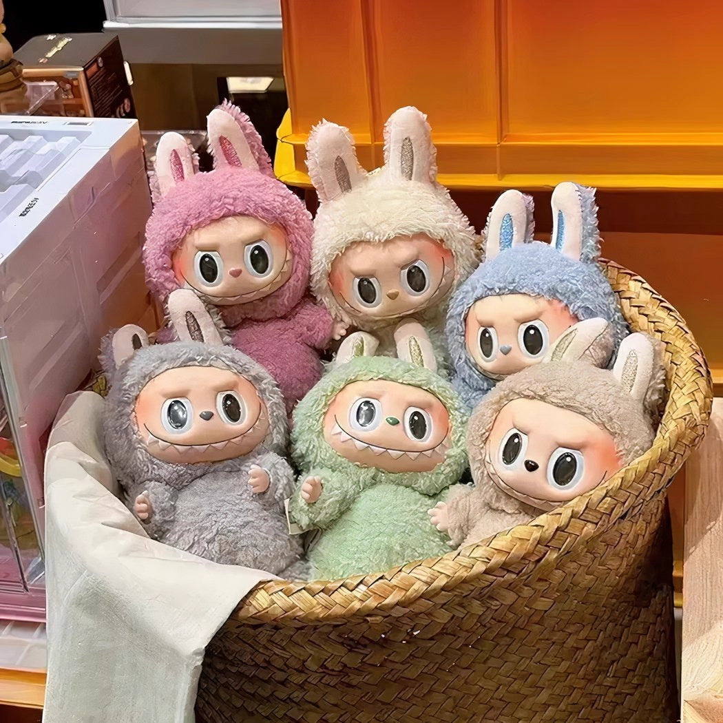 Peluche type Labubu debout boîte mystère