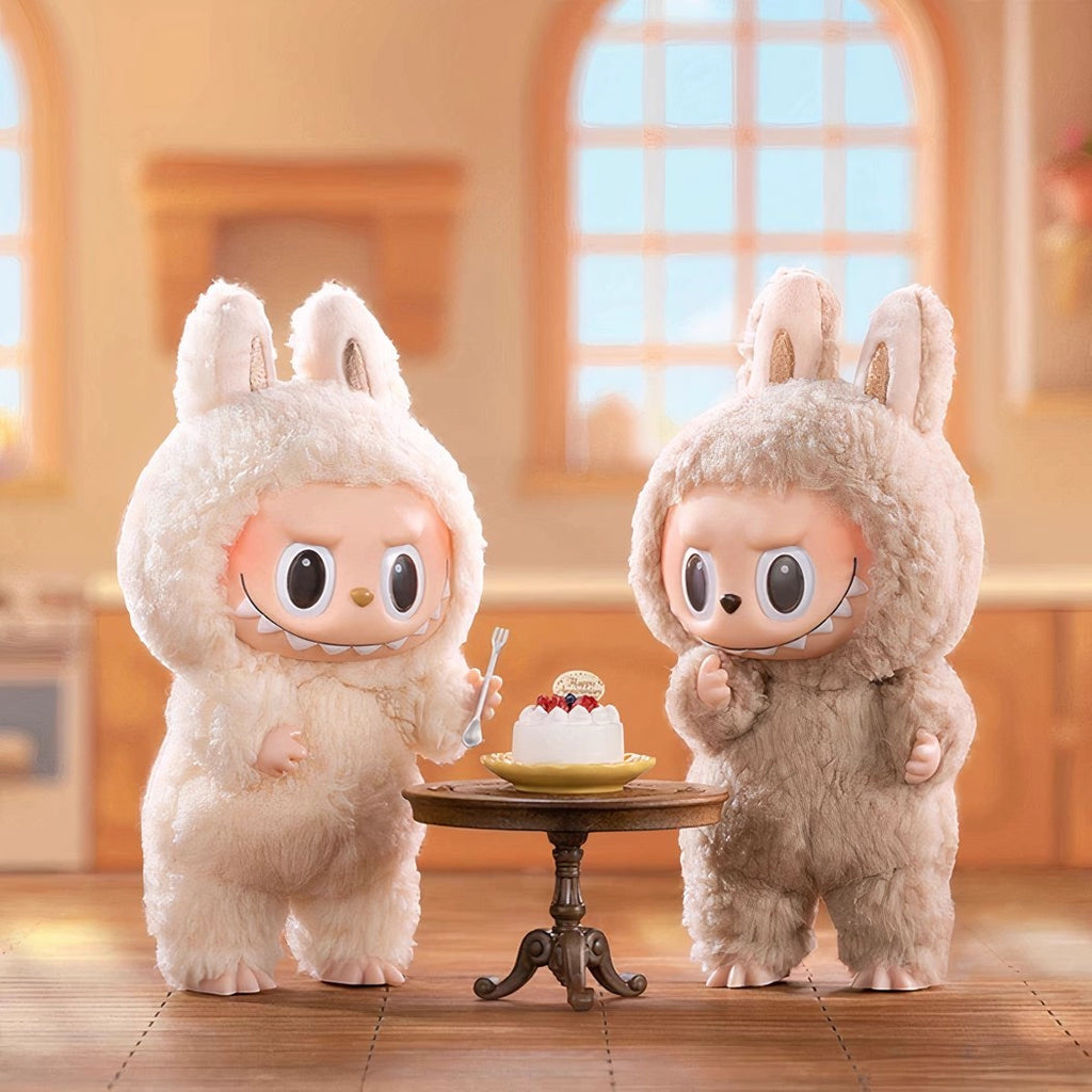 Peluche type Labubu debout boîte mystère
