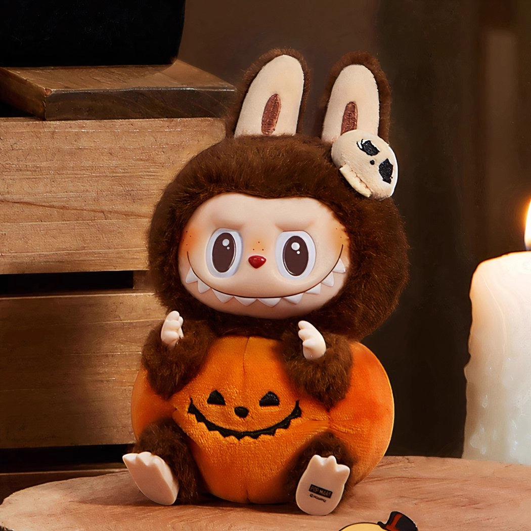Peluche type Labubu marron et citrouille