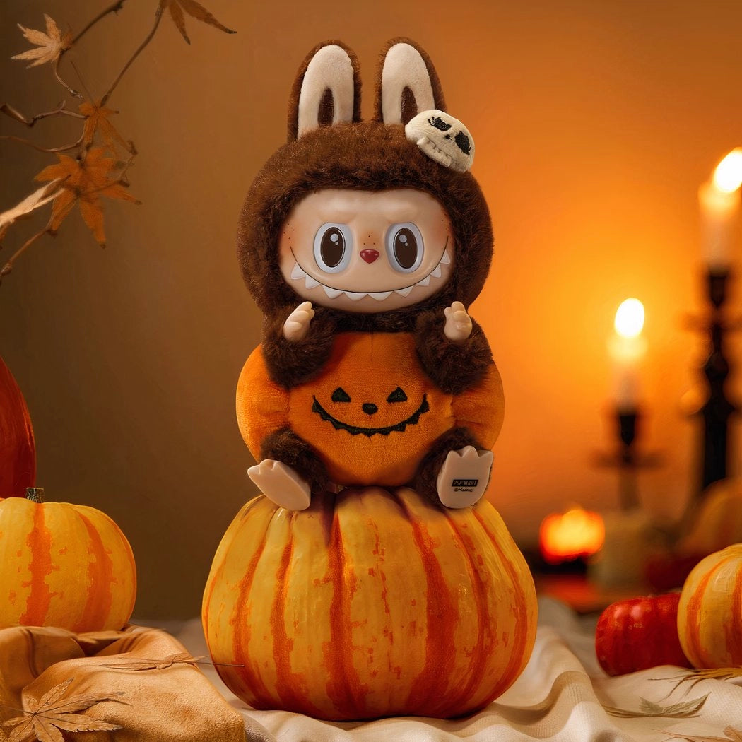 Peluche type Labubu marron et citrouille
